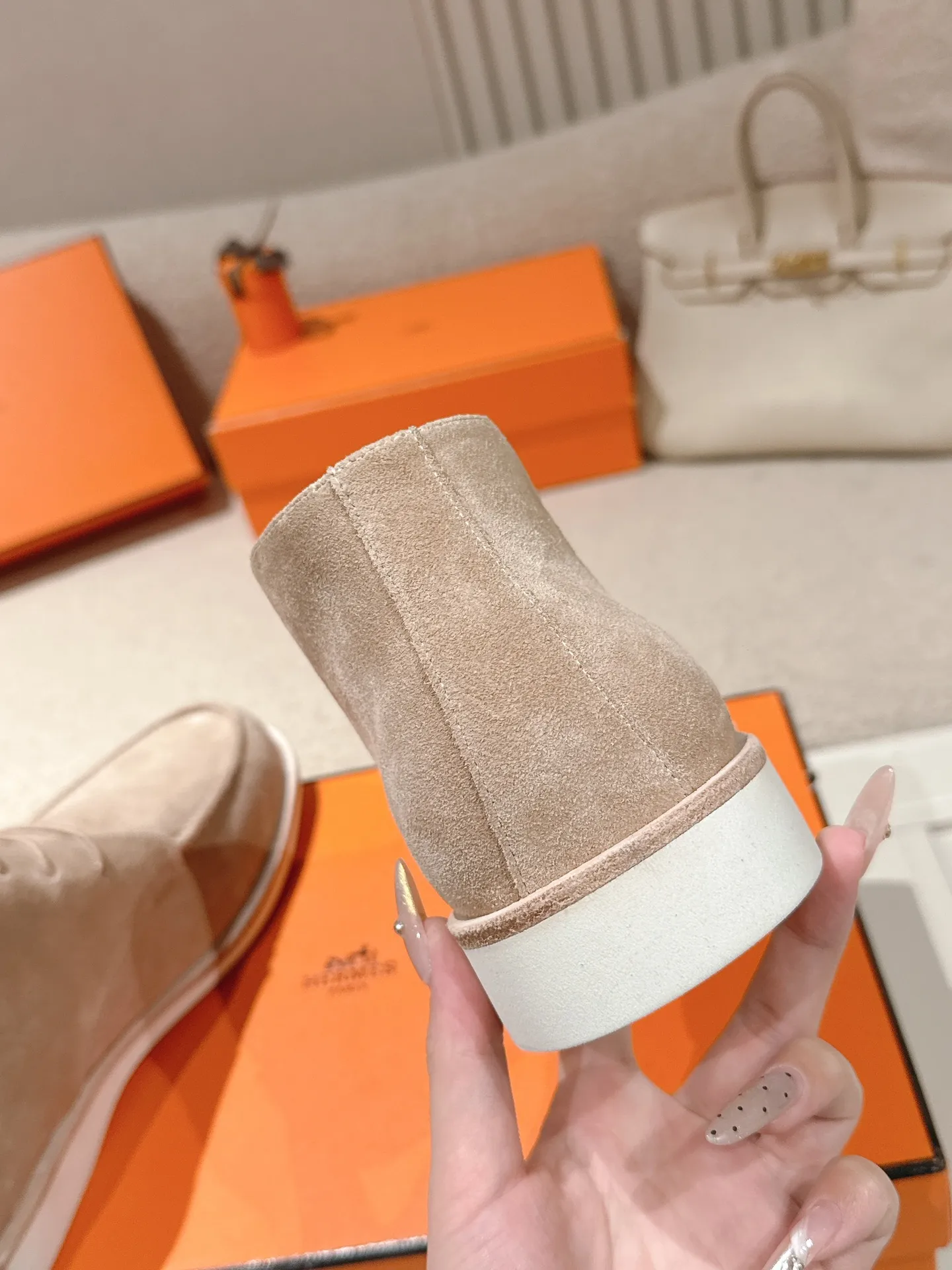 Men's Men's Shoes 660💰 Hermes men's size #26ss calfskin derby shoes, decorated with signature "H Diamant" details for a stylish and casual style. Fabric: Cow suede Lining: Mixed sheep lining Outsole: Genuine leather welt + original TPU Bottom thickness: 3CM Code number: 39-45 (customized at 46.47)